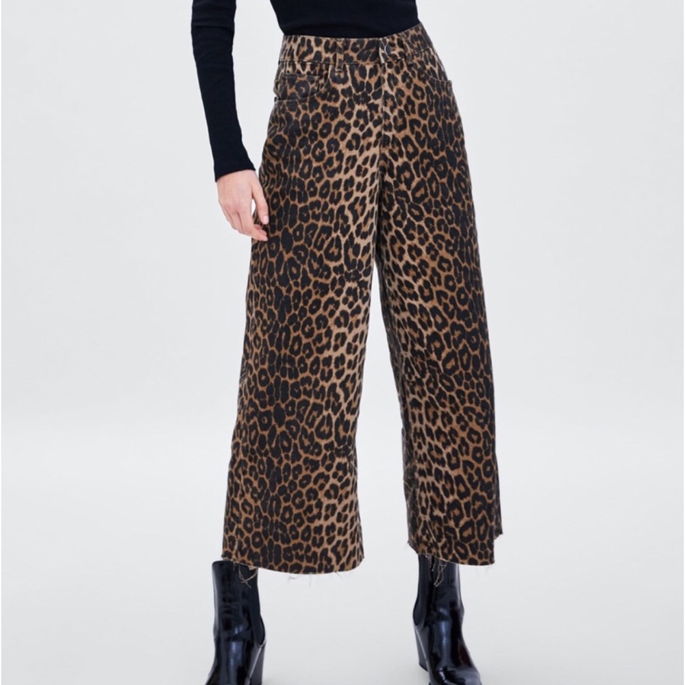 Zara
Leopard Print Wide Leg Raw Frayed Crop Jeans